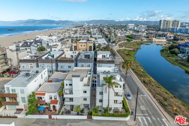 Building Photo - 29 Lighthouse St