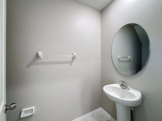 Building Photo - 7517 Samuel Ivy Dr