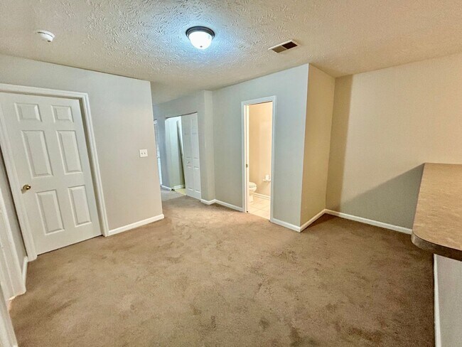 Building Photo - 2 Bed 1.5 Bath Pay ONLY Electric!