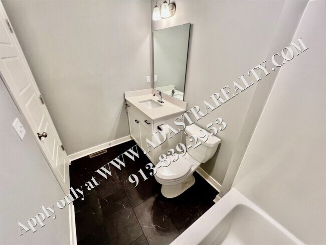 Building Photo - Beautiful Like New 4 Bed 4 Bath Home in Overland Park-Available NOW!!