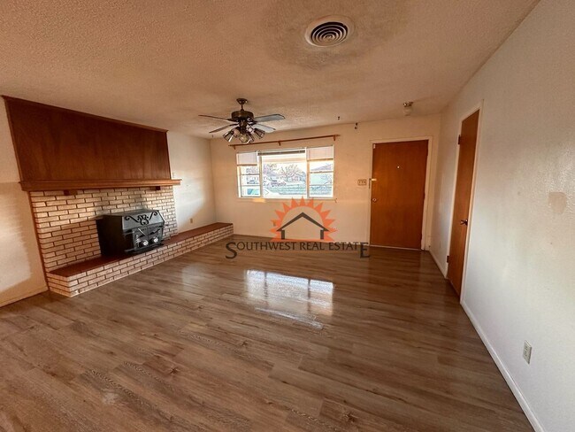 Building Photo - Cute 2 bedroom 2 bath home