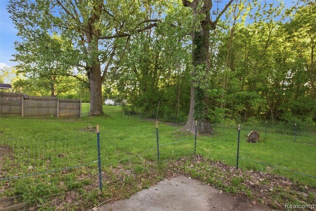 Building Photo - 2124 Bernice Ave