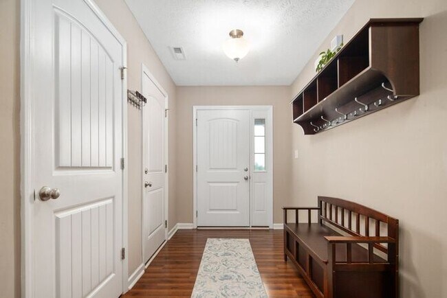 Building Photo - 3 Bedroom Ranch w/ Bonus