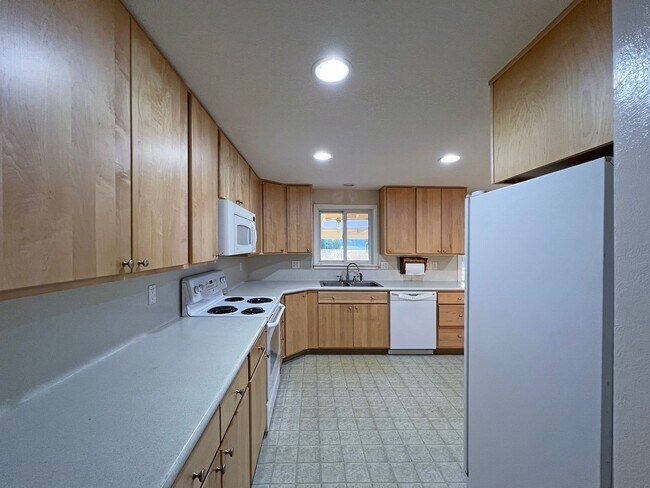 Building Photo - Rental ranch rambler - 3 bed, 2.5 bath, 2 ...