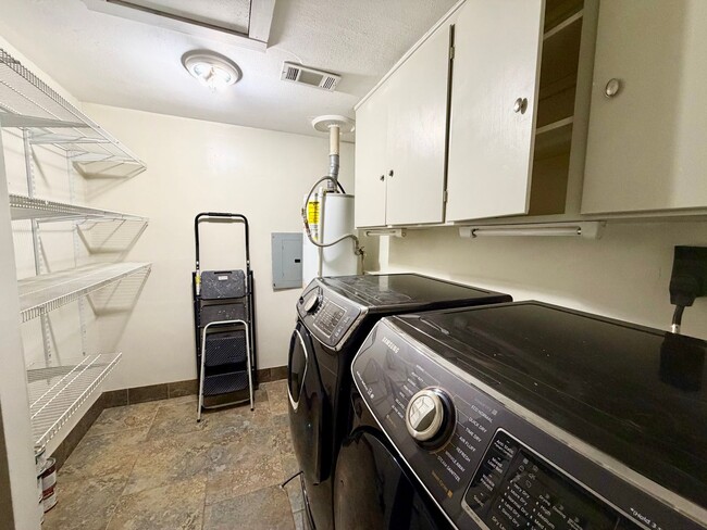 Building Photo - Spacious 3 bedroom with its own micro-park!