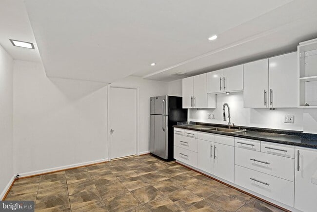 Building Photo - 6713 Old Chesterbrook Rd