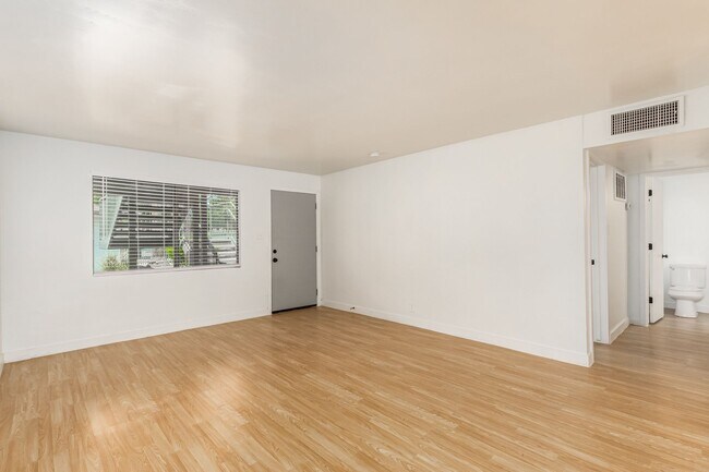 Building Photo - 1231 E Thomas Rd