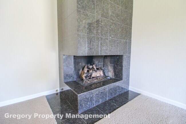 Building Photo - Charming updated 3-Bed/1-Bath Rambler on q...