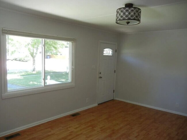 Building Photo - 1206 E St Andrews Rd