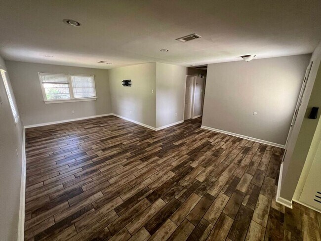 Building Photo - Charming 3BR Rental Featuring Granite Counters & Gas Range