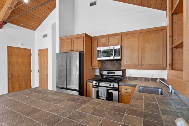 Building Photo - 631 3rd St