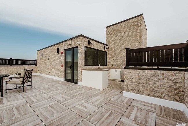 Building Photo - 30 Stewart Ave