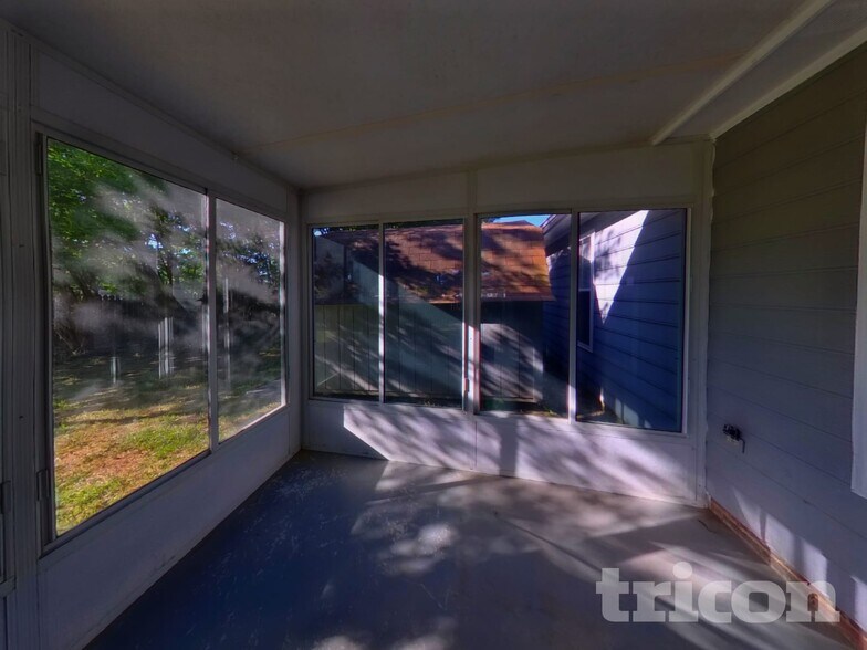Building Photo - 5001 Alexis Dr