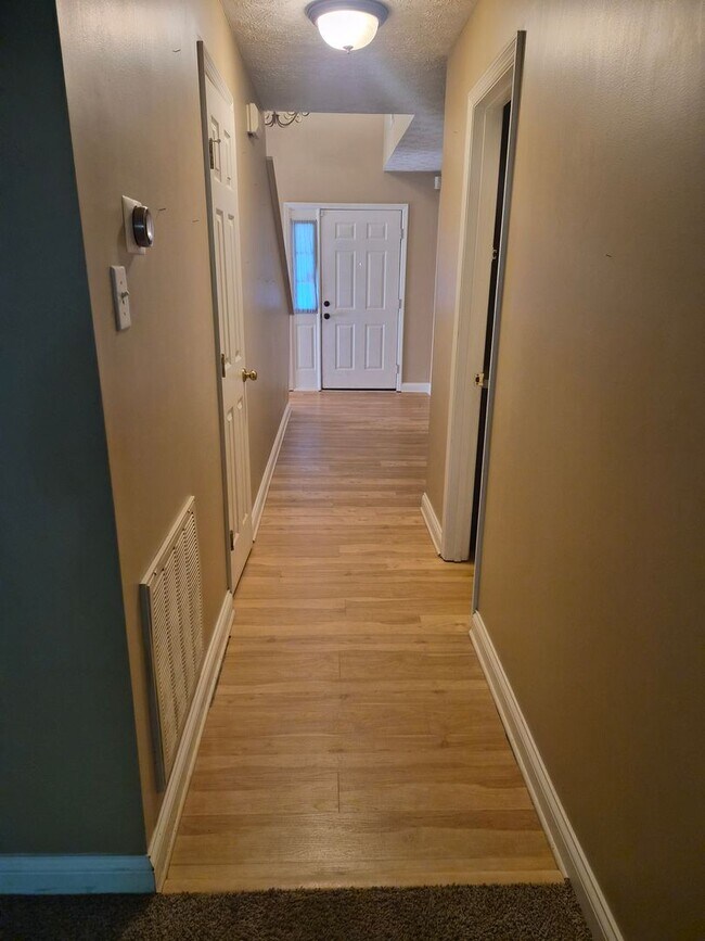 Building Photo - West Knoxville 37934 - 3 bedroom, 2.5 bath with a sunroom and 1-car garage - Call Lisa Vineyard 8...