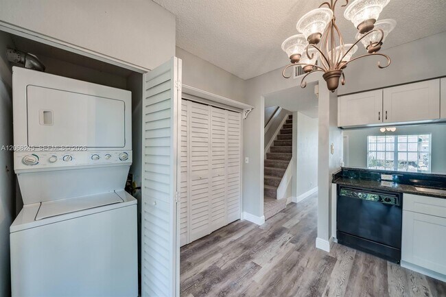 Building Photo - 8040 Sanibel Dr