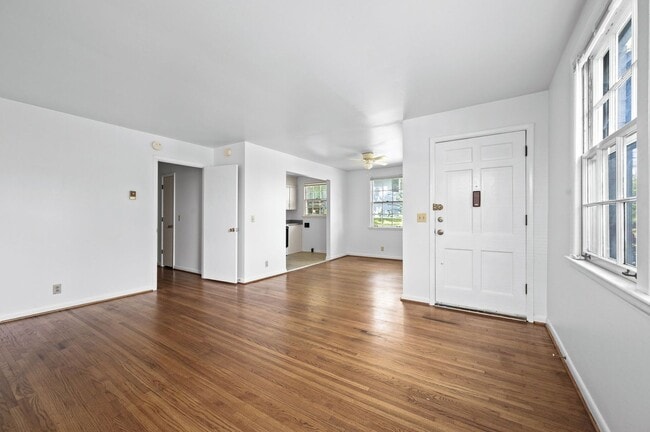 Building Photo - Amazing 2BR/1BA in the Heart of Hillsboro ...