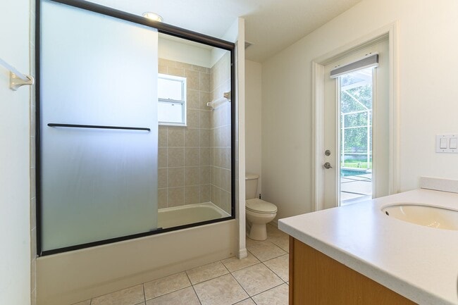 Building Photo - 4 Bed / 3 Bath Unfurnished Family Home wit...