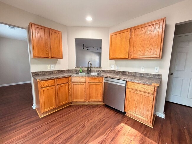 Building Photo - Available now. Beautiful, FULLY REMODELED 3 BR/2.5 BA Home in Tanner Plantation!