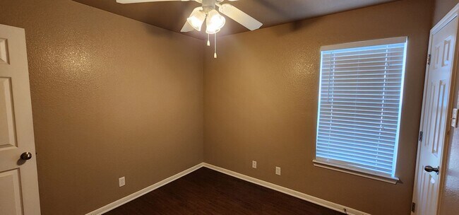 Building Photo - 3 Bedroom 2 Bath off Clear Creek Viewable ...