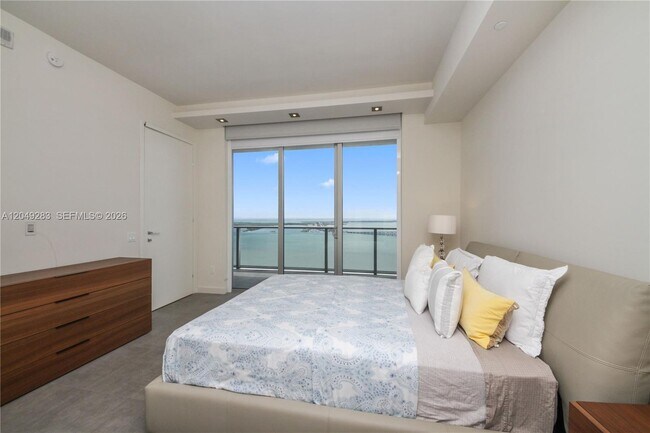 Building Photo - 1300 Brickell Bay Dr
