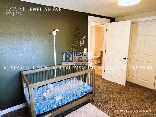 Building Photo - 1719 SE Lewellyn Ave
