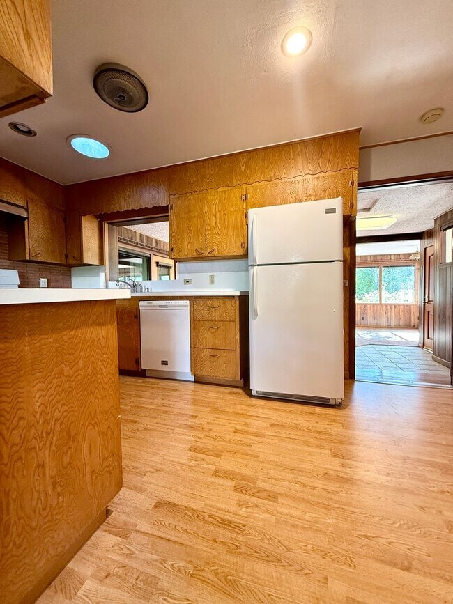 Building Photo - **50% OFF FIRST MONTH'S RENT** Country Liv...