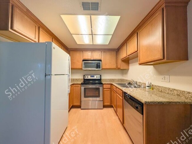 Building Photo - 2 Bed 1 Bath No one Above You