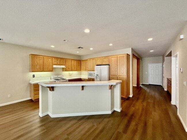 Building Photo - 596 Eskaton Cir