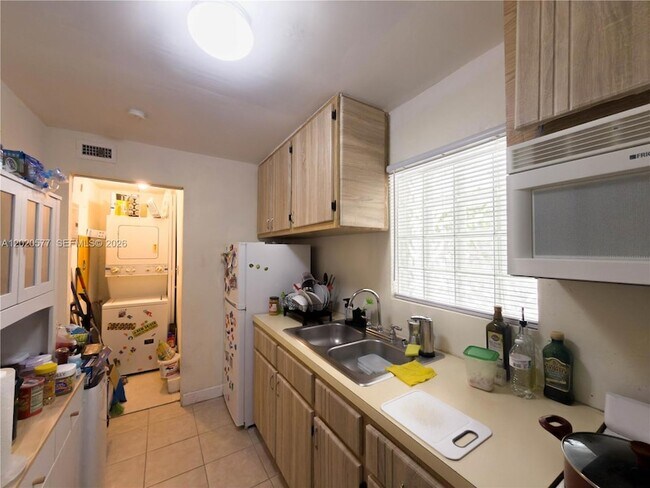 Building Photo - 410 Pinecrest Dr