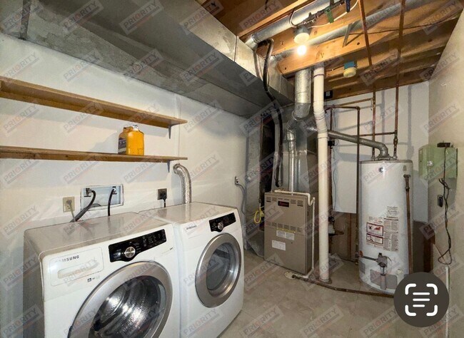 Building Photo - 4-bedroom Home For Rent