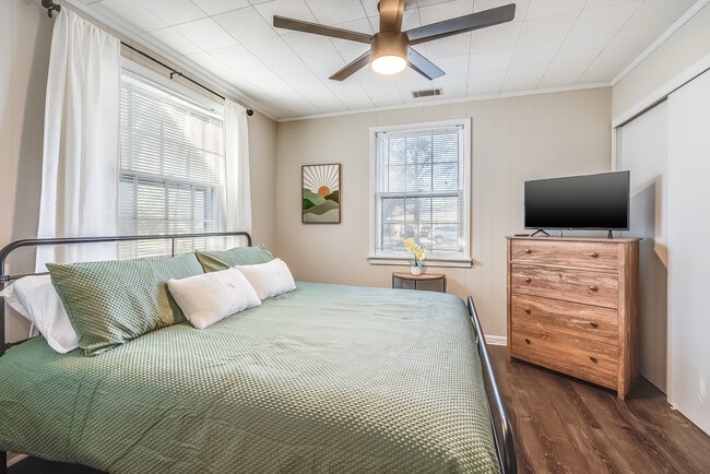 Building Photo - Evora