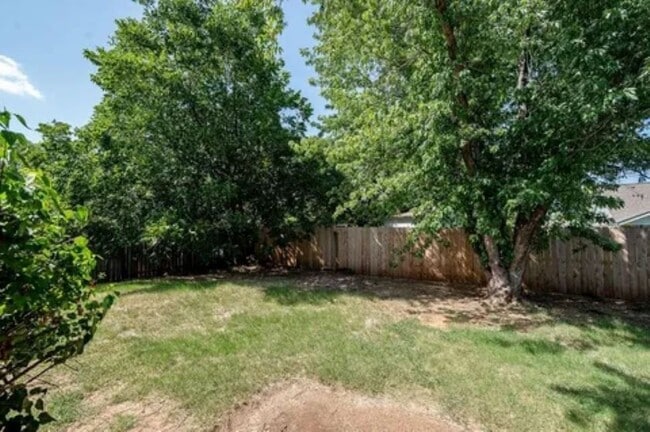 Building Photo - Updated 3 Bedroom/2 Bath Home w/Beautiful Landscaping - Edmond Schools