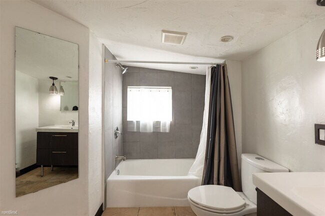 Building Photo - 3 br, 2 bath House - 2227 South Galapago S...