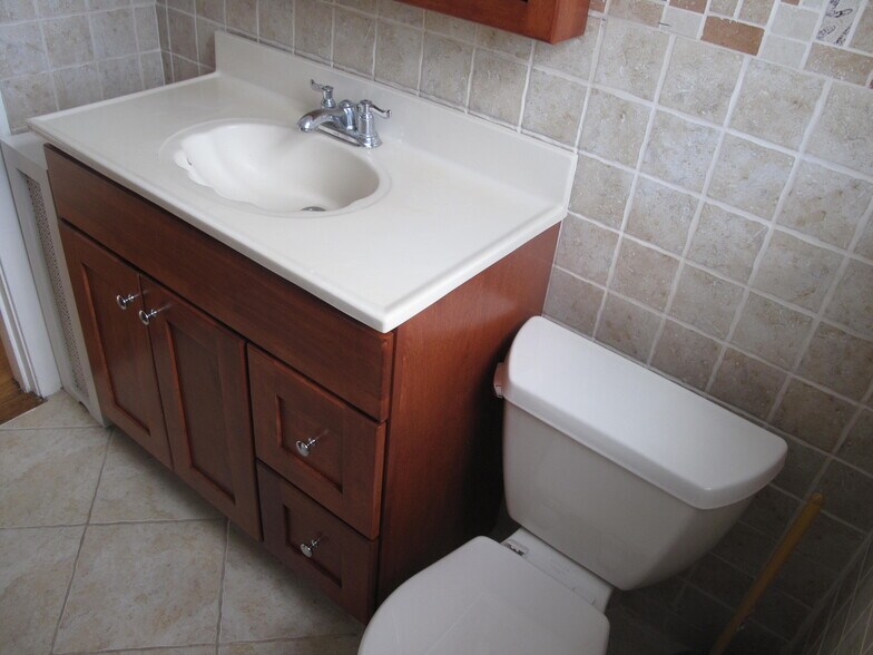Full Bath - 4827 Elm St