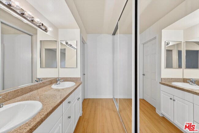 Building Photo - 21450 Burbank Blvd