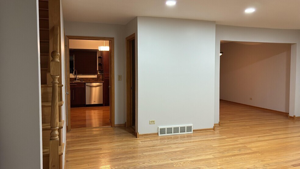 Building Photo - 7108 W Niles Ave