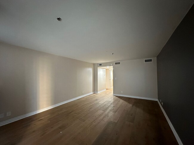 Building Photo - Extensively remodeled huge 1 bedroom/1.25 ...