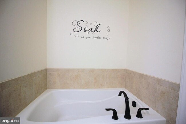 Building Photo - 4 Stonehaven Cir