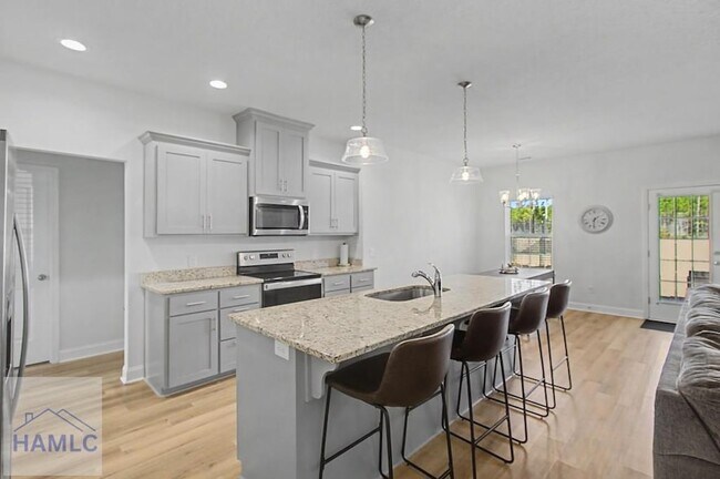 Building Photo - 413 Mcclelland Lp NE