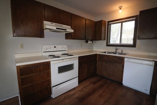 Building Photo - Beautifully built 2 bedroom house with huge backyard!