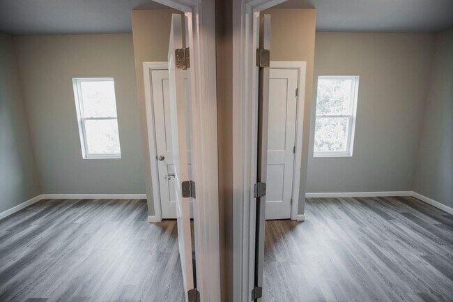 Building Photo - 3/2 - Walking distance to campus
