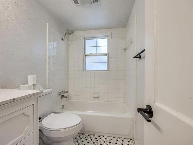 Building Photo - 1017 McFarland St