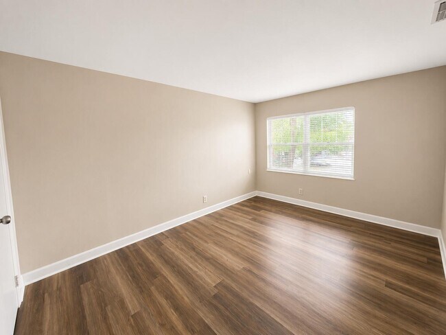Building Photo - 4125 Woodside Dr