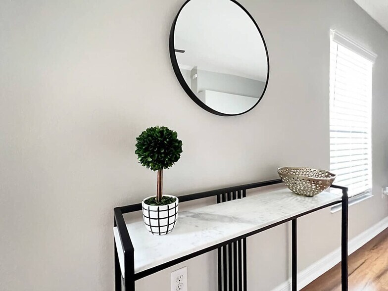 Building Photo - 24604 Siena Dr