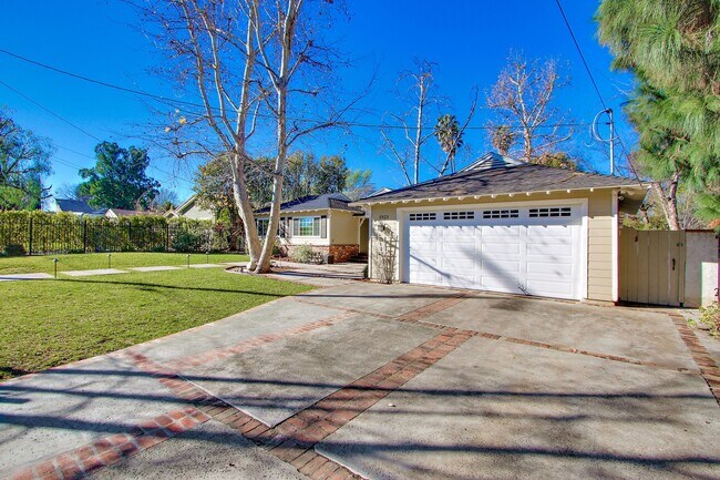 Building Photo - 5923 Jumilla Ave