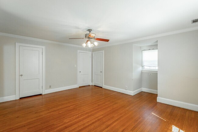 Building Photo - 3 Bedroom 2 Bath Classic