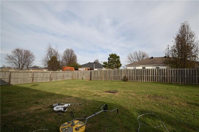 Building Photo - 903 SW Sandrock Rd