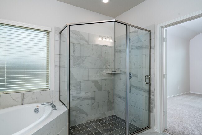 Building Photo - 15518 Lake Meridian Dr