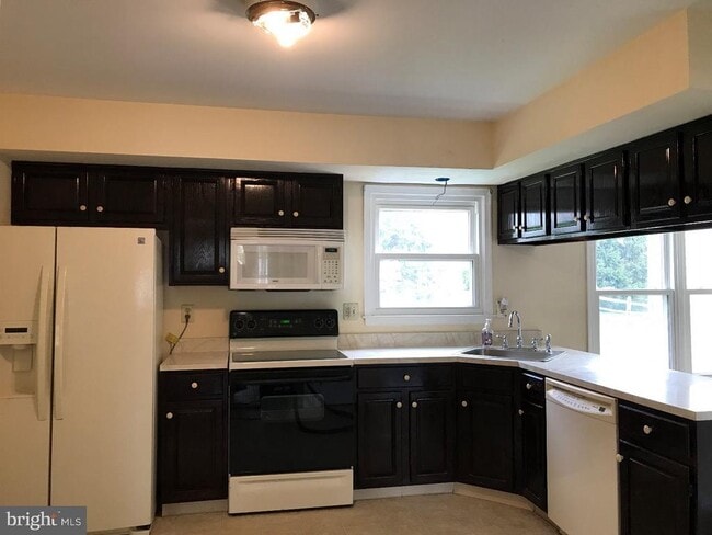 Building Photo - 2 Corwen Terrace W