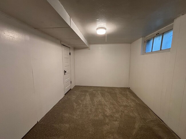 Building Photo - Available Now!  Single family home just mi...
